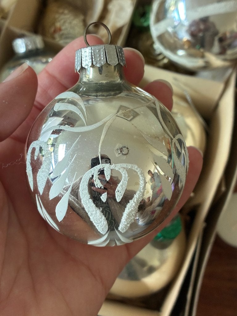 Oude DDR/GDR glazen kerstbal zilver bloemdecor glimmer 50/60, Ophalen of Verzenden, Gebruikt