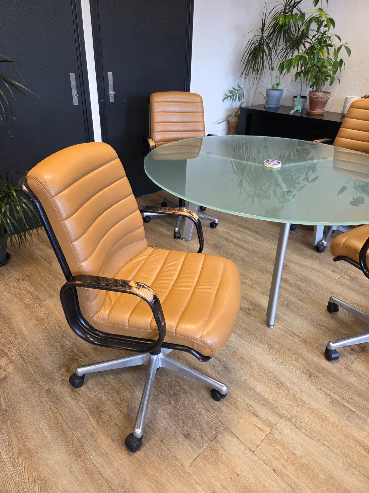 Vergaderopstelling: Glazen Tafel met 4 Leren Stoelen, Vergader- of Presentatieruimte, Ophalen of Verzenden, Gebruikt, Complete inventaris