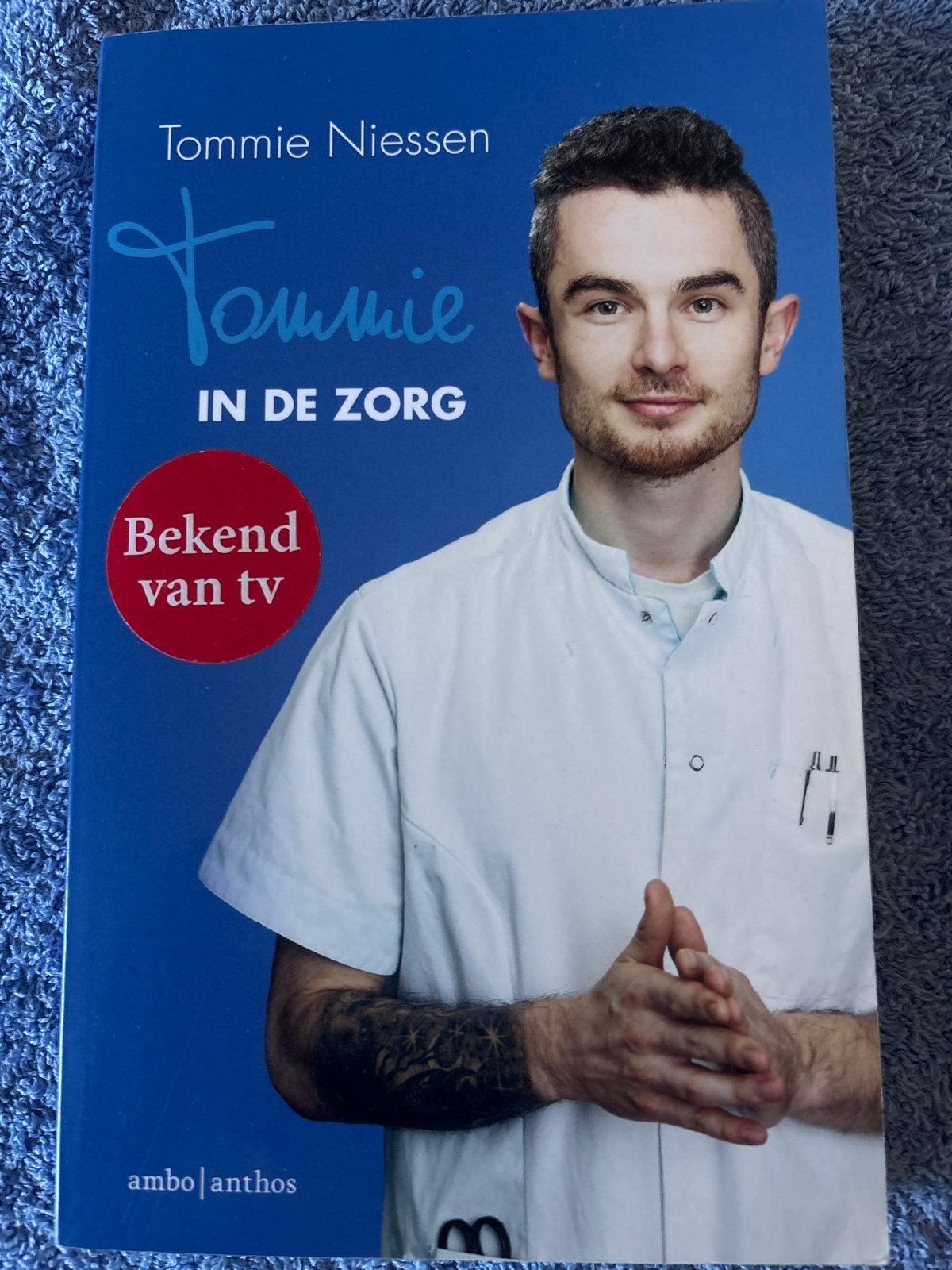 Tommie in de Zorg - Tommie Niessen (Bekend van tv), Ophalen of Verzenden, Zo goed als nieuw, Nederland