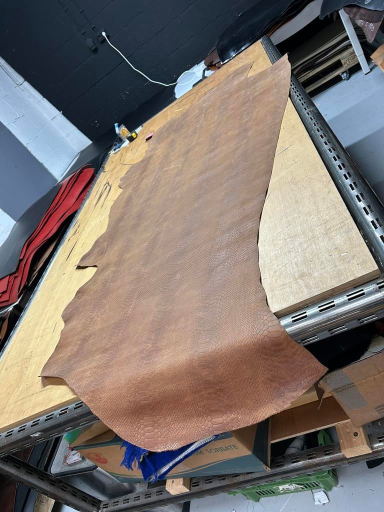 Cognac bruin halve huid met slang print A-316, Hobby en Vrije tijd, Stoffen en Lappen, Bruin, Leer of Kunstleer, Ophalen of Verzenden