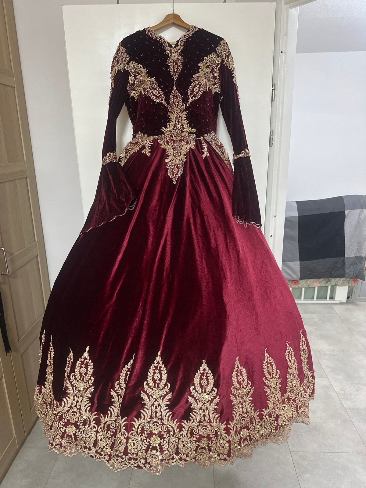 Prachtige bordeauxrode galajurk met gouden borduursels, Kleding | Dames, Gelegenheidskleding, Maat 38/40 (M), Galajurk, Ophalen of Verzenden
