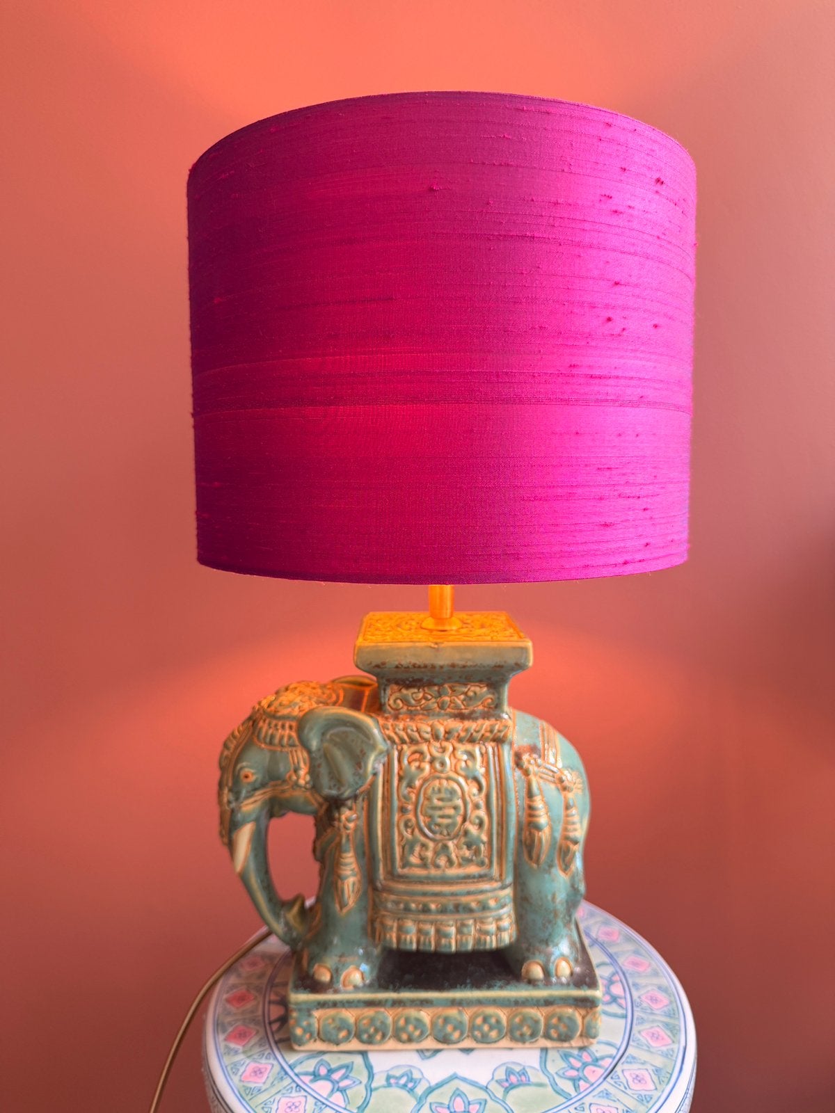 Chinese turquoise olifanten lamp met fuchsia zijden kap, Meerkleurig, Nieuw, Sfeerlamp, E27 (groot)