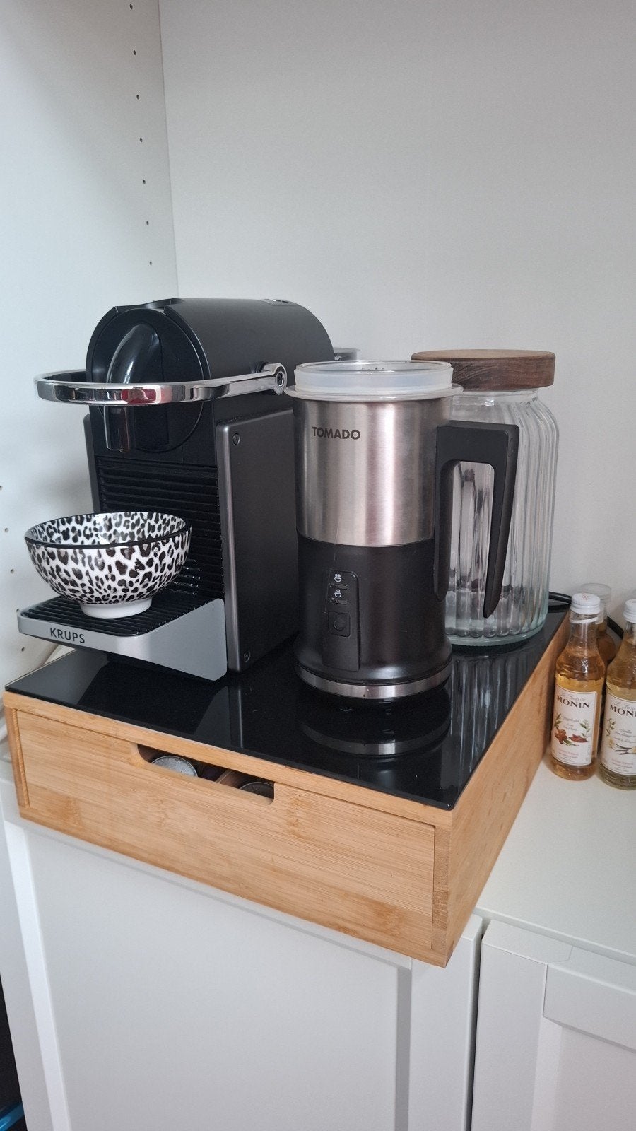 Koffiecapsule voorraadbak zwart glas met hout Action, Ophalen, Zo goed als nieuw