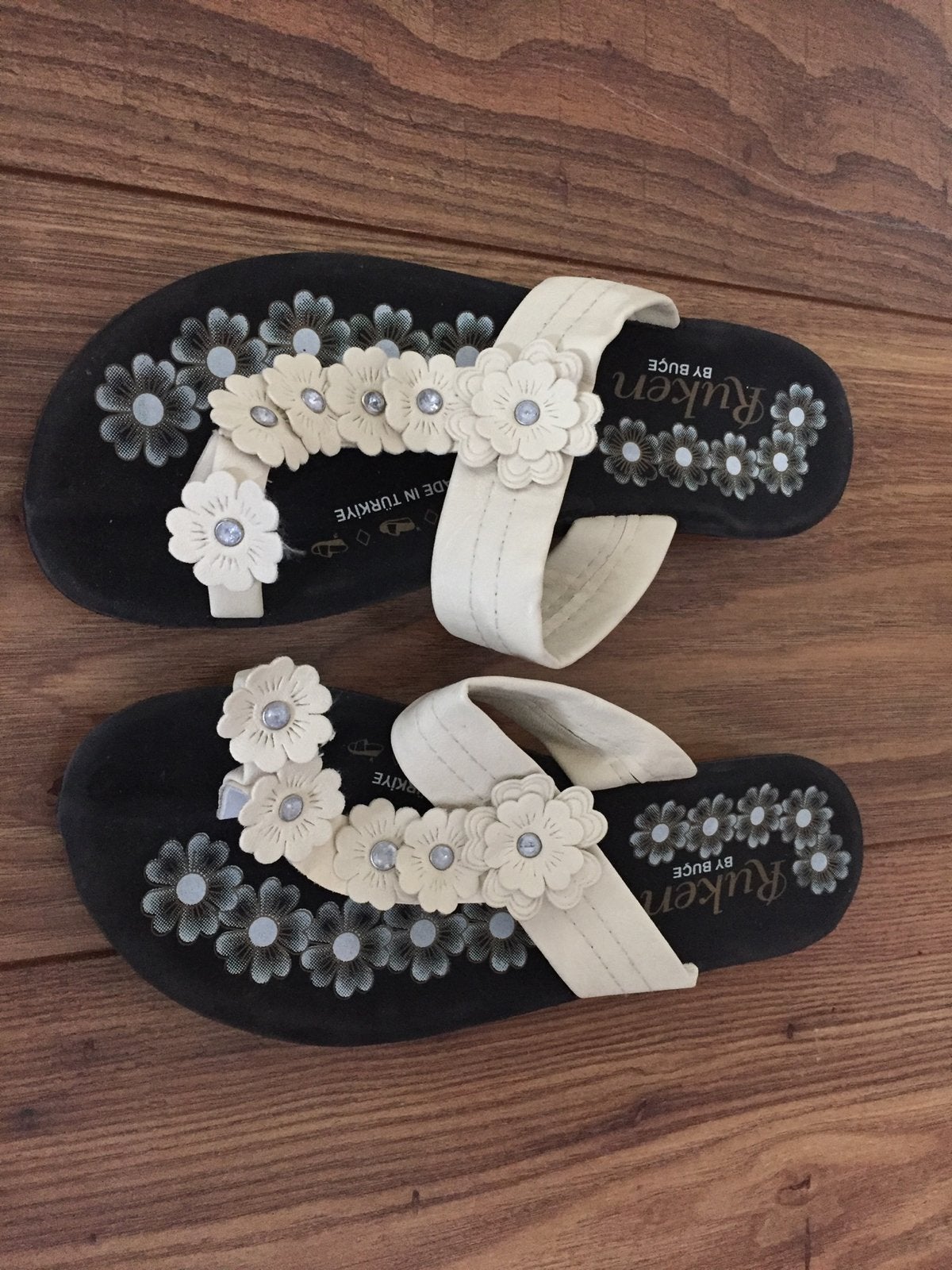 Zwarte slippers met bloemen en steentjes, Ophalen of Verzenden, Gedragen, Zwart, Slippers