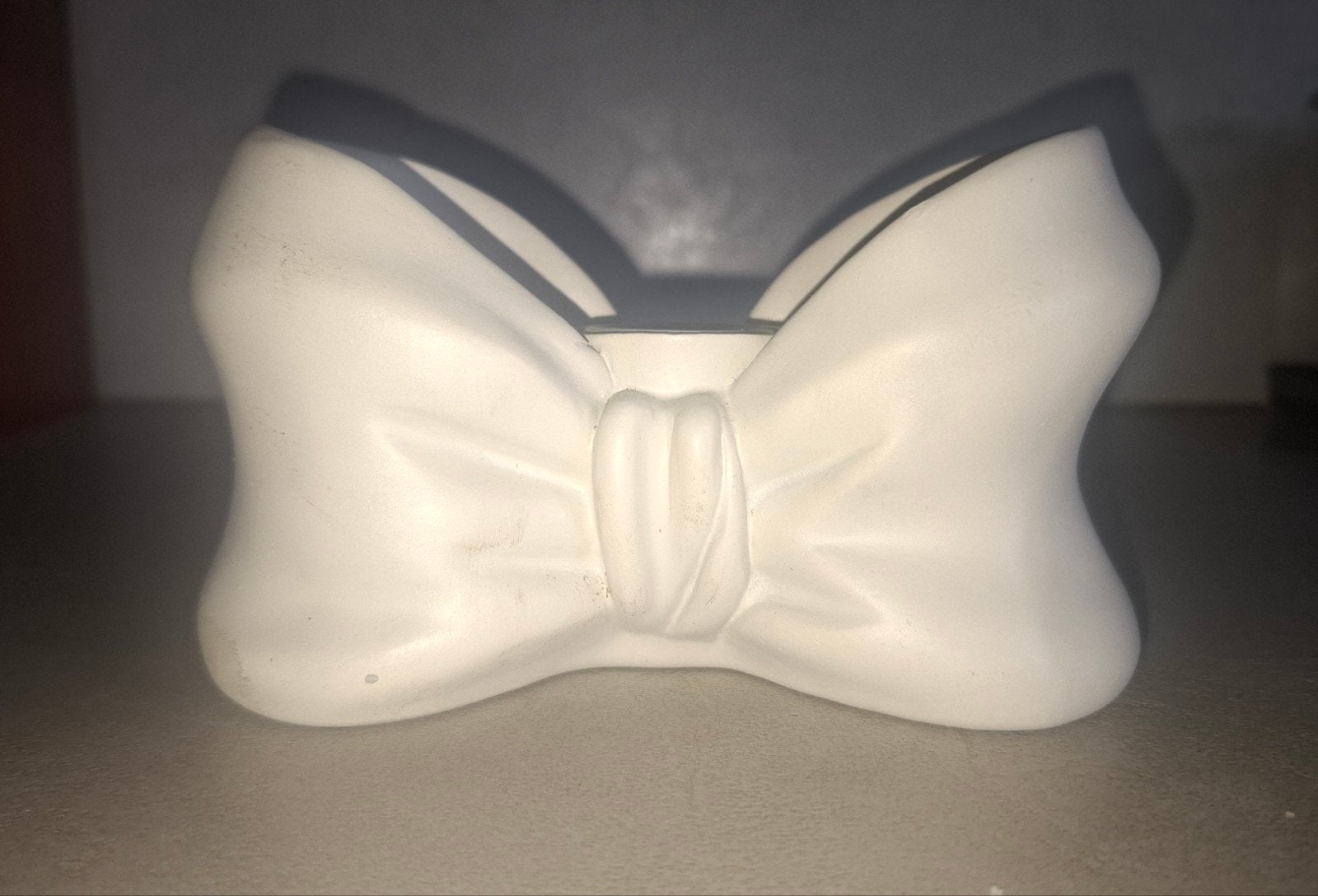Mat crème,  ivoorkleurige kandelaar in de vorm van een strik, Overige materialen, 7 cm, Ophalen of Verzenden, Zo goed als nieuw