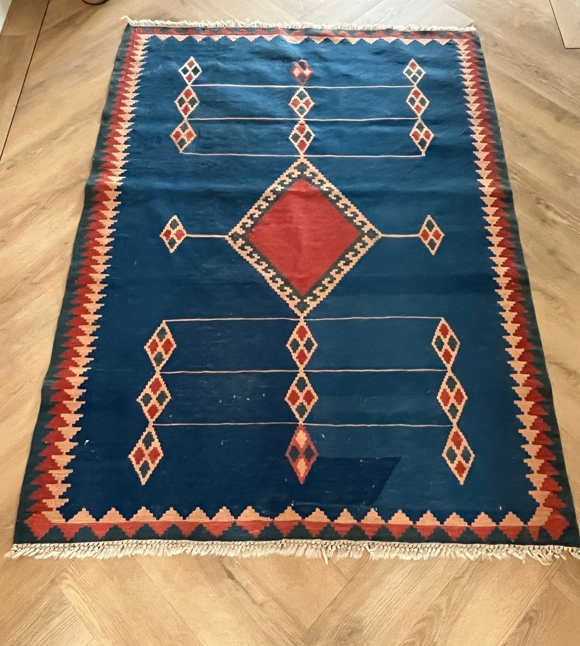 Vintage Kilim Vloerkleed - Blauw met Rood Patroon, Gebruikt, 100 tot 150 cm, Blauw, Ophalen of Verzenden