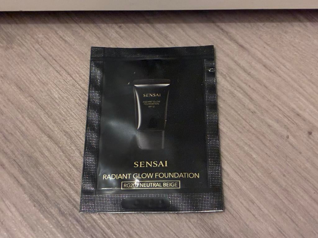 Sensai radiant glow foundation RG203 neutral beige, Gehele gezicht, Beige, Nieuw, Ophalen of Verzenden