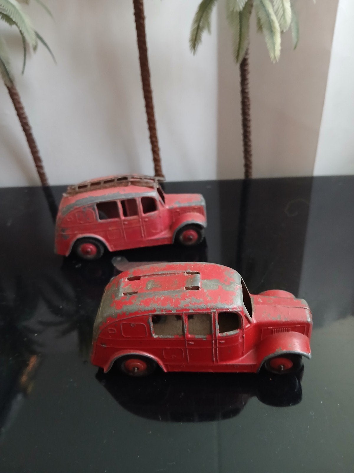 2x brandweer wagen met verschillende bodemplaten.  Dinky toy, Hobby en Vrije tijd, Modelauto's | 1:43, Ophalen of Verzenden, Gebruikt