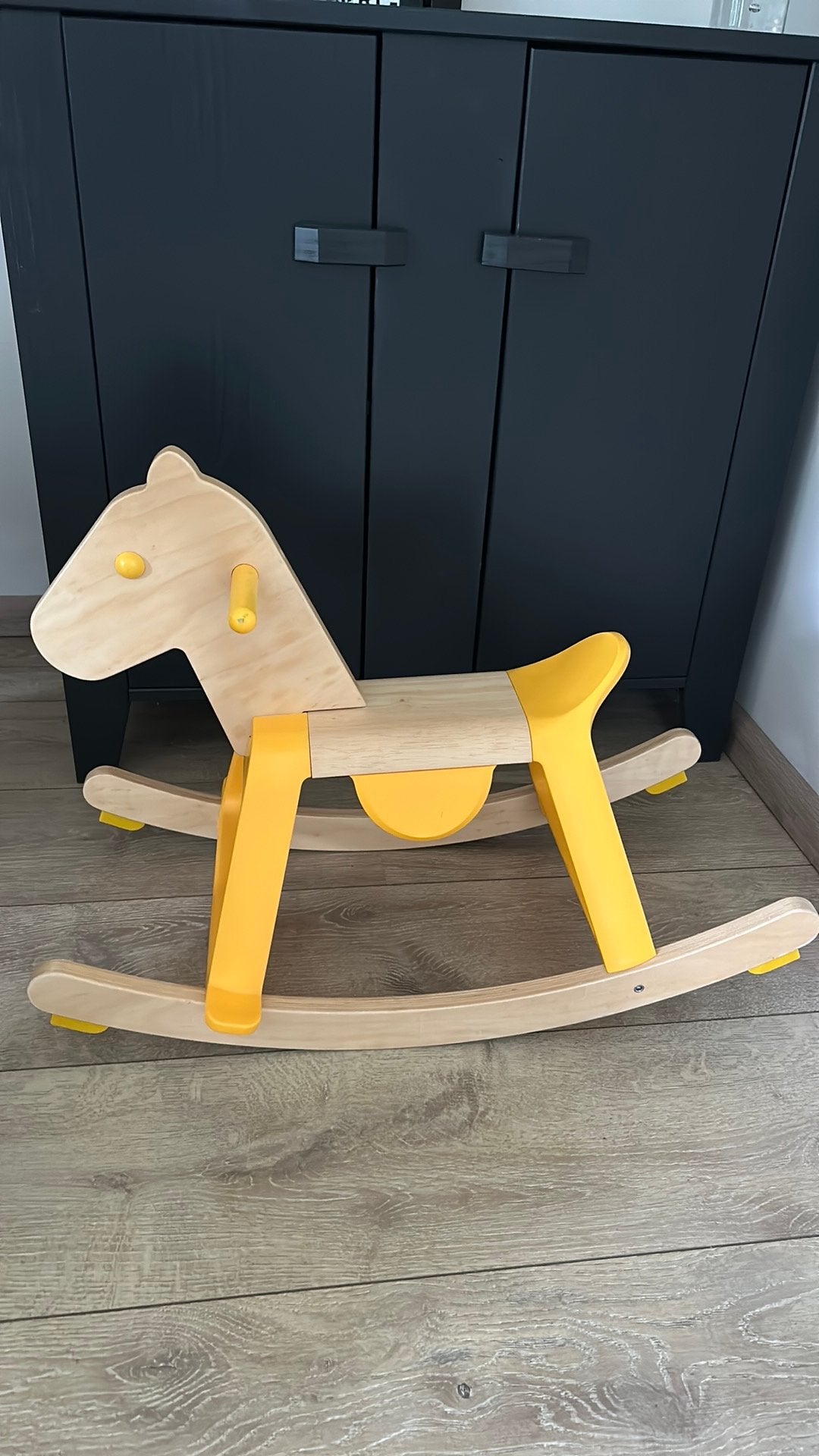 Djeco Houten Hobbelpaard Geel - Zo goed als nieuw, Kinderen en Baby's, Speelgoed | Houten speelgoed, Ophalen, Zo goed als nieuw