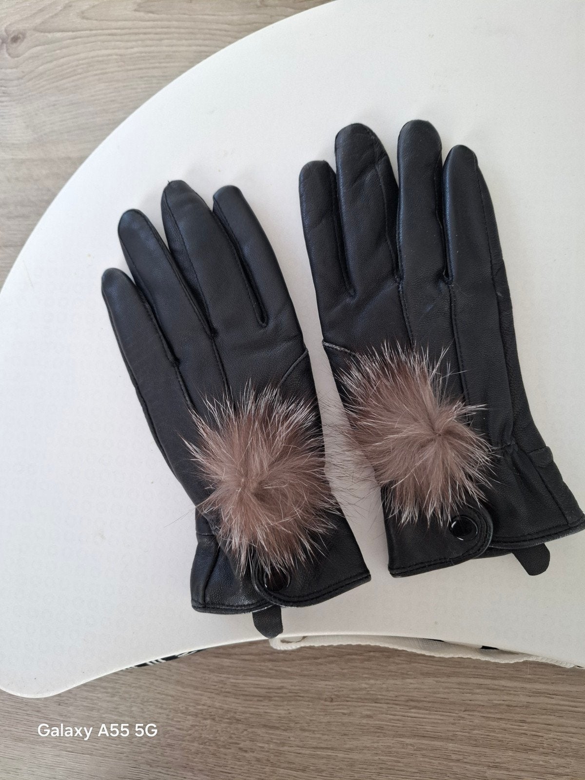 Zwarte leren handschoenen met bont pompons, Maat 38/40 (M), Ophalen of Verzenden, Handschoenen, Onbekend