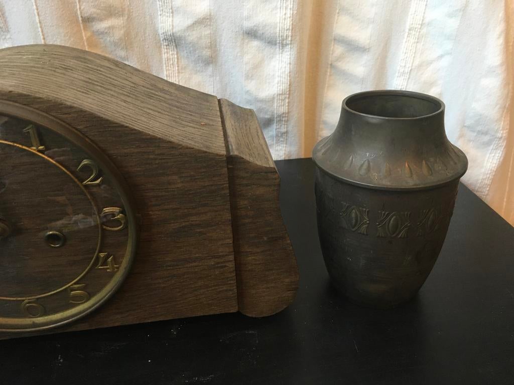 Pendule klok met koperen vazen en Jugendstil vaasjes, Antiek en Kunst, Antiek | Klokken, Ophalen of Verzenden