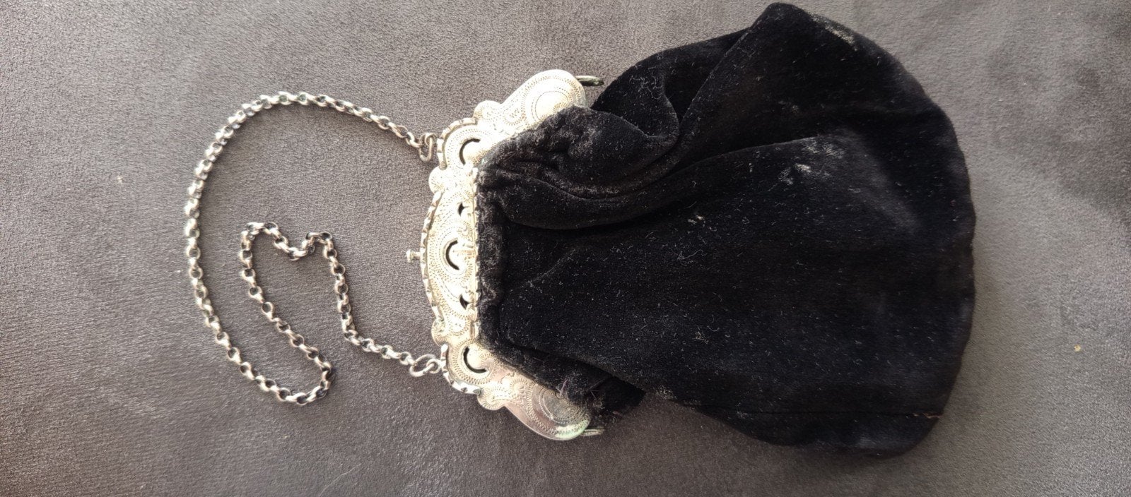 Antiek fluwelen beursje met zilveren montuur en ketting, Antiek en Kunst, Ophalen of Verzenden, Zilver