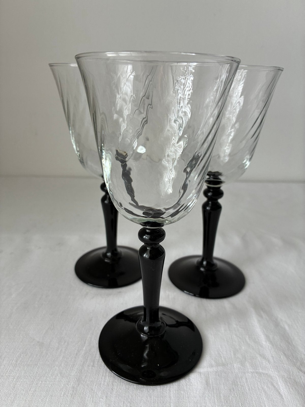 Set van 3 vintage Franse wijnglazen met zwarte voet, Ophalen of Verzenden