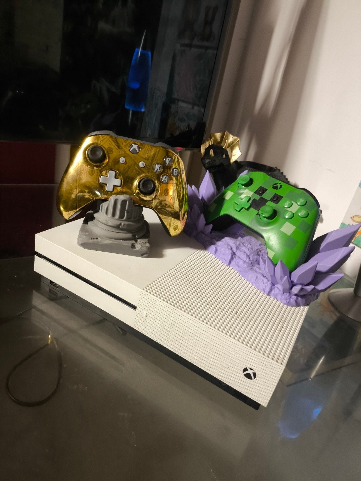 Xbox One S 1TB 4K met 2 controllers en custom stands, Ophalen of Verzenden, Zo goed als nieuw, 1 TB, Met 2 controllers