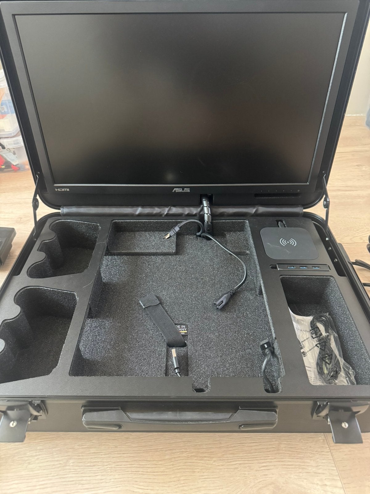 POGA Gamingkoffer PS4 met ingebouwd scherm, Ophalen, Overige controllers, Zo goed als nieuw, PlayStation 4