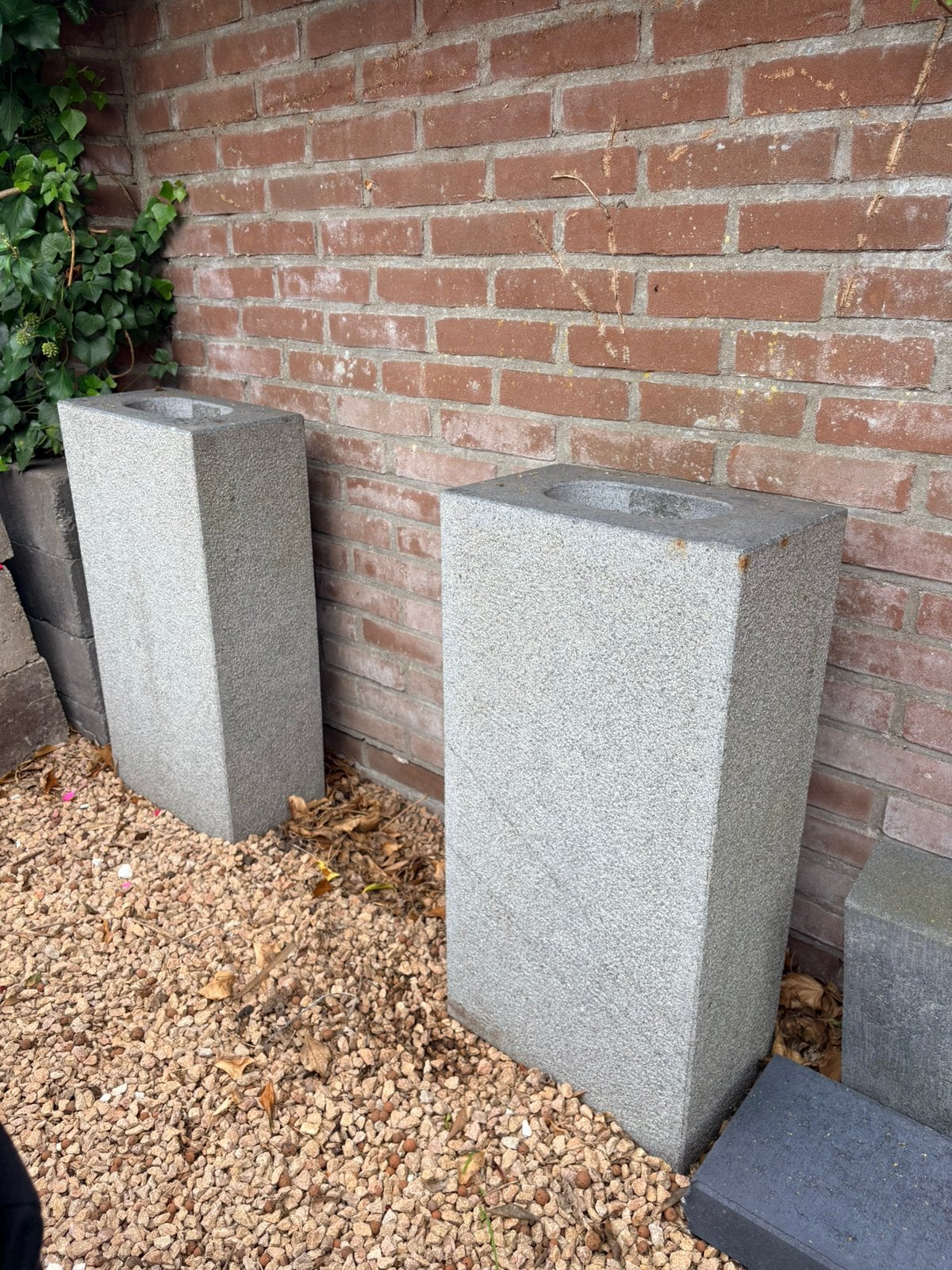 2 Planten-/ bloembakken, Tuin en Terras, Ophalen, Steen, Minder dan 30 cm, Rond