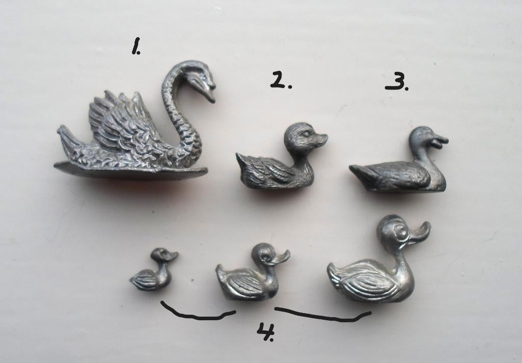 Tinnen beeldjes. Zwaan, 2 eendjes. Moedereend met kleintjes, Verzamelen, Beelden en Beeldjes, Ophalen of Verzenden, Zo goed als nieuw