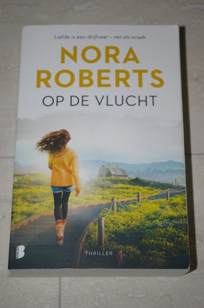 Nora Roberts Op de vlucht    Z.G.A.N, Ophalen of Verzenden, Zo goed als nieuw, Nora Roberts