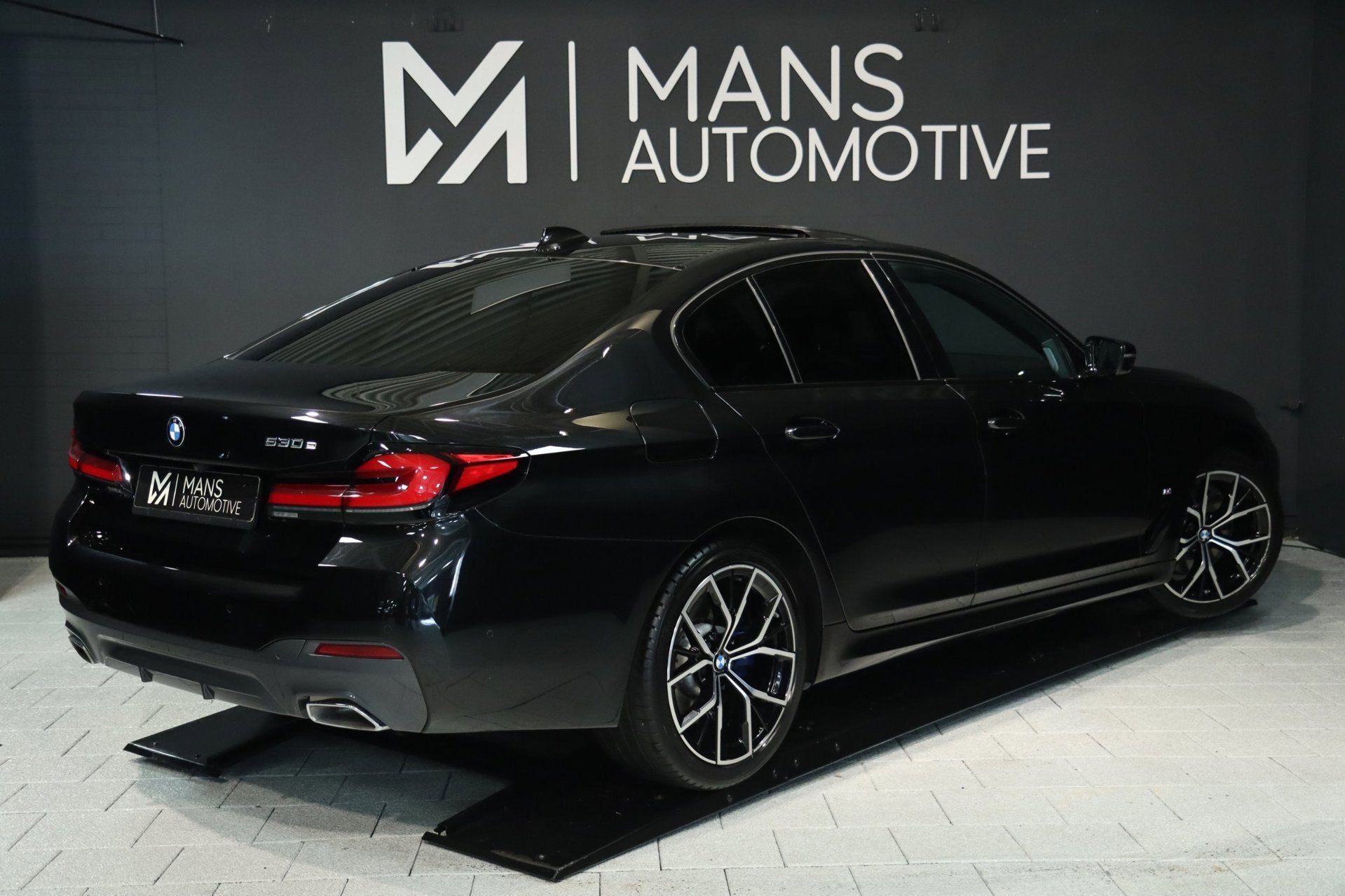 BMW 5-serie 530e High Executive M Sport / PANO / HK / 360 /, Auto's, Gebruikt, 4 cilinders, Bedrijf, Hybride Elektrisch/Benzine