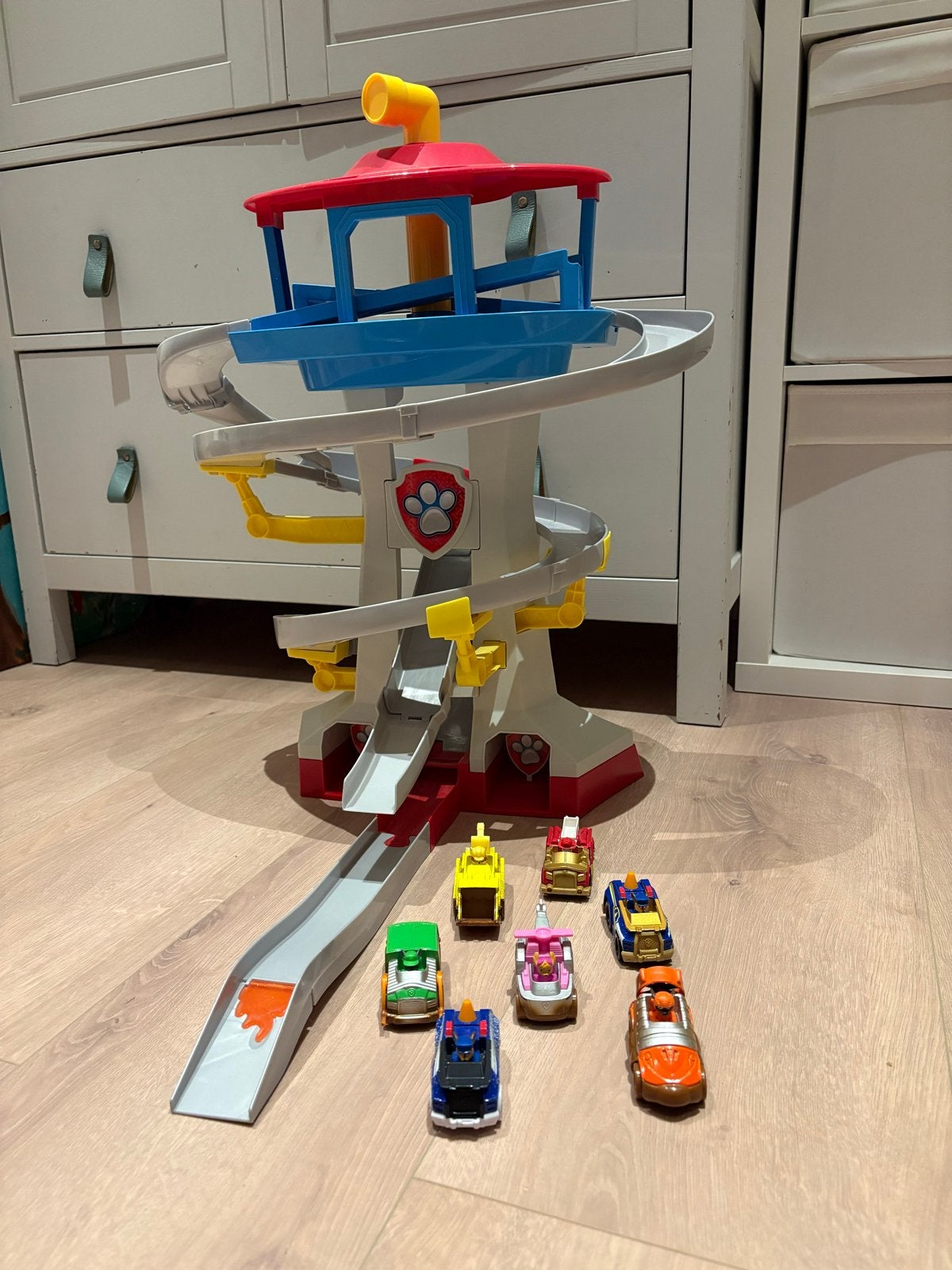 Paw Patrol Uitkijktoren Racebaan met 7 Voertuigen, Racebaan, Zo goed als nieuw, Handmatig, Ophalen
