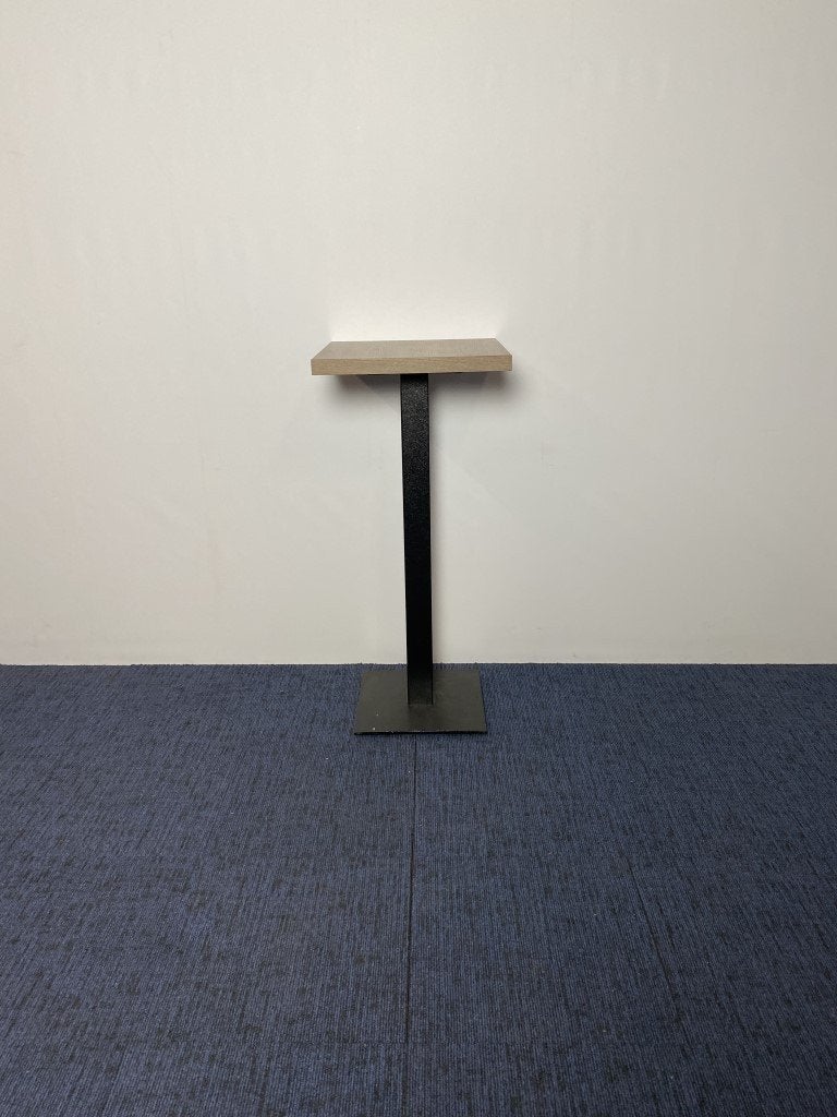 Hoge bijzettafel, bruin eiken, zwart onderstel, 50 x 50 cm.