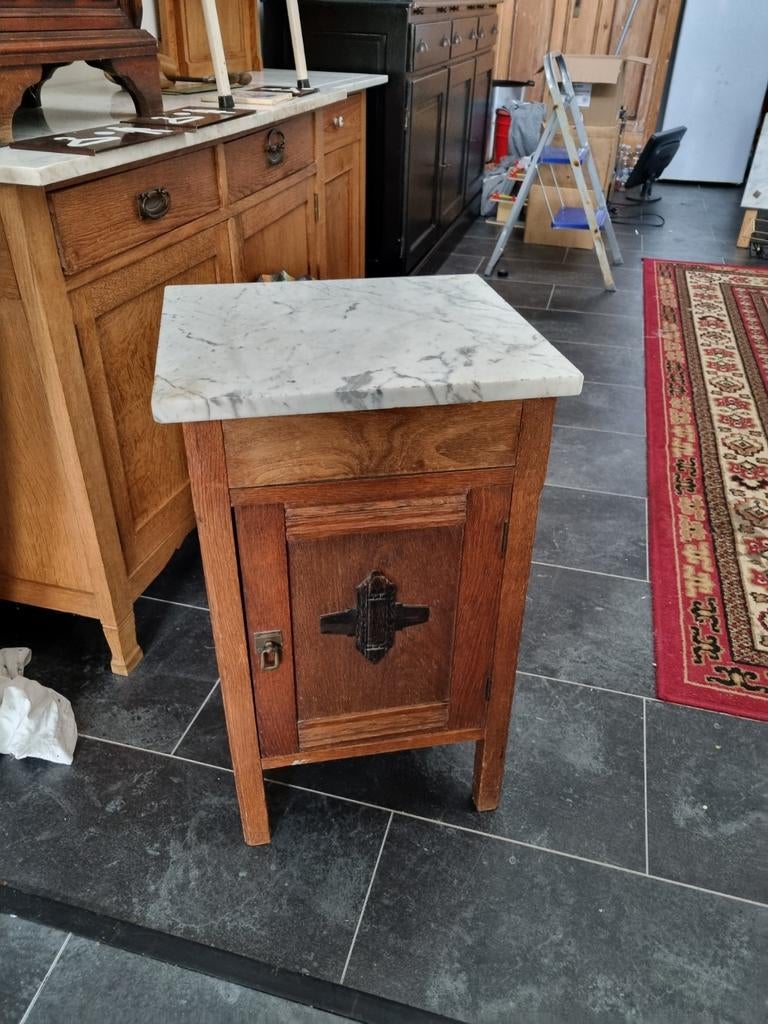 Vintage nachtkastje met marmeren blad, Huis en Inrichting, Slaapkamer | Nachtkastjes, Ophalen, Gebruikt, Minder dan 45 cm, 70 cm of meer