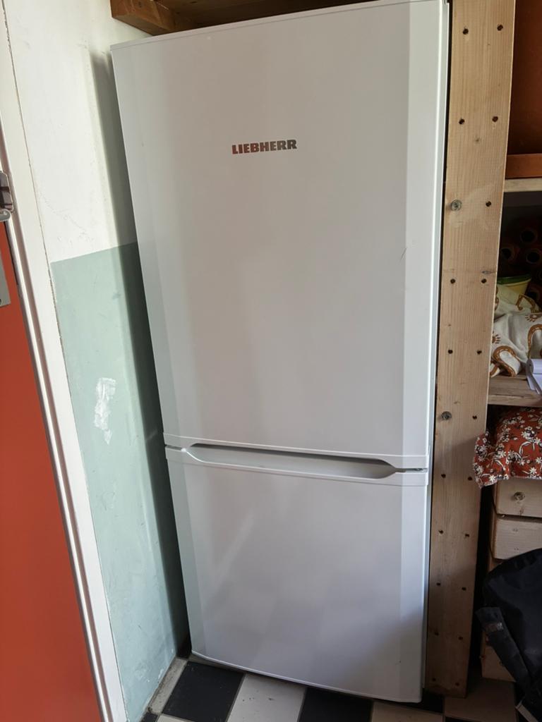 Liebherr koel/ vrieskast 1.37 hoog, Witgoed en Apparatuur, Koelkasten en IJskasten, Ophalen, 200 liter of meer, Met aparte vriezer