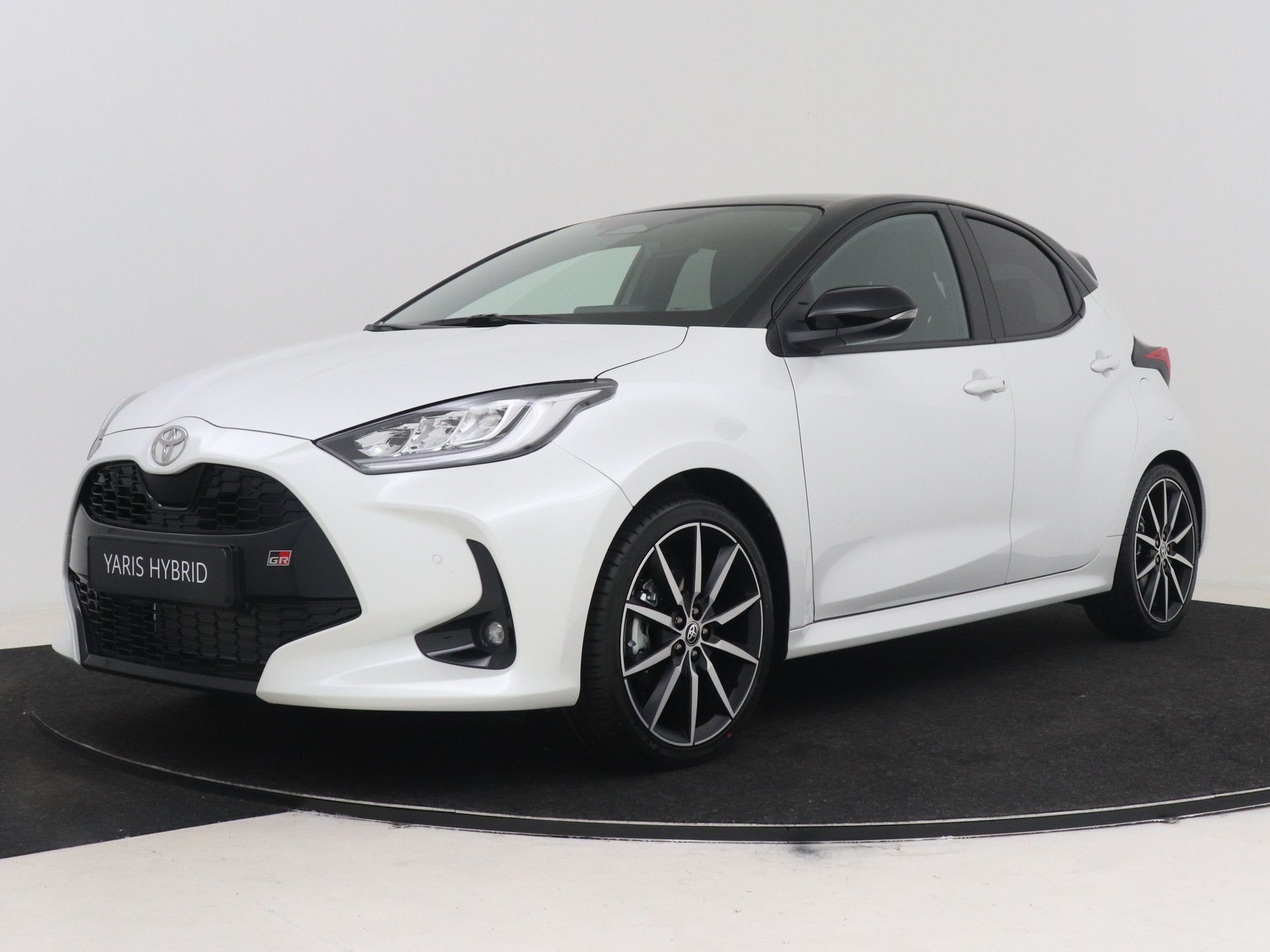 Toyota Yaris 1.5 Hybrid 130 GR SPORT (bj 2026, automaat)