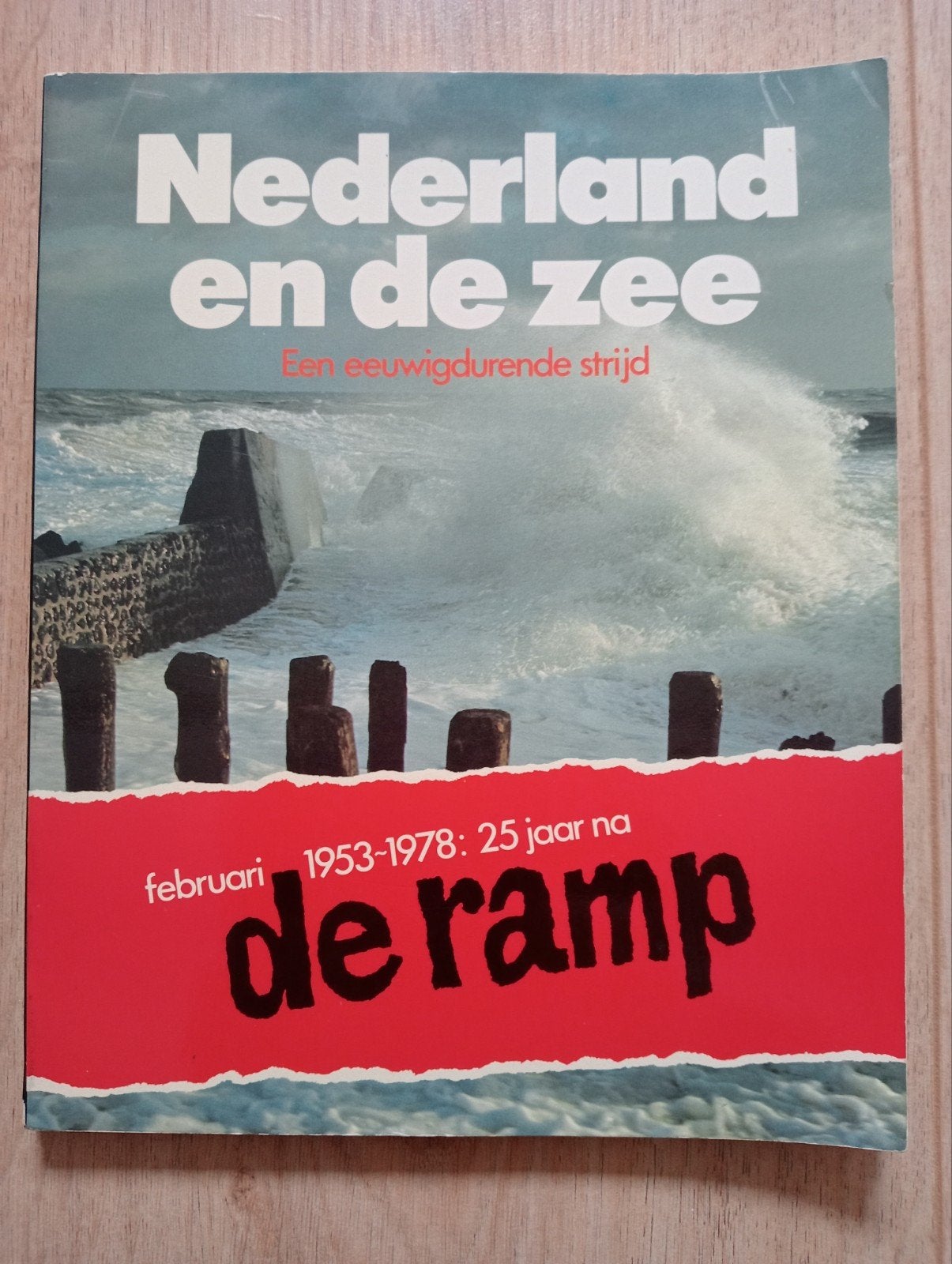 Nederland en de zee - de ramp, Boeken, Ophalen of Verzenden, 20e eeuw of later, Gelezen