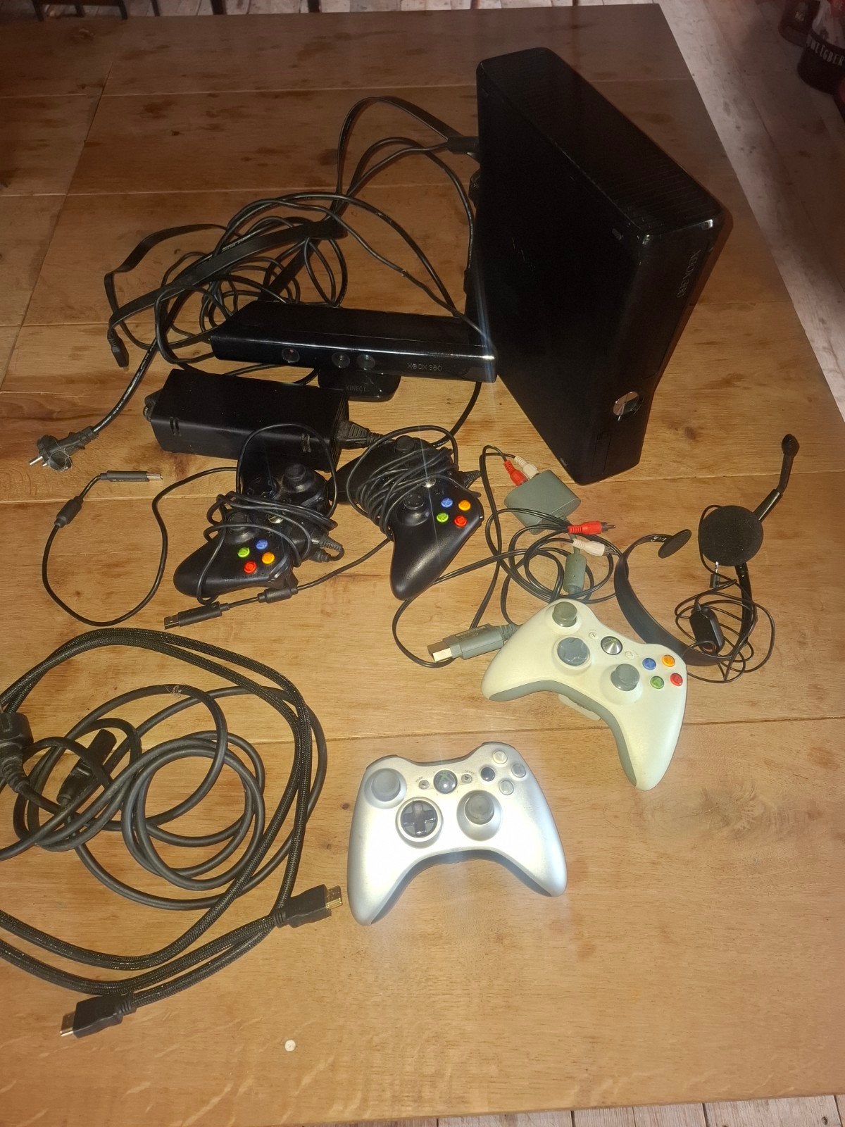 Xbox 360 E met Kinect, 3 controllers en headset, Spelcomputers en Games, Gebruikt, 360 E, Met headset, Ophalen of Verzenden