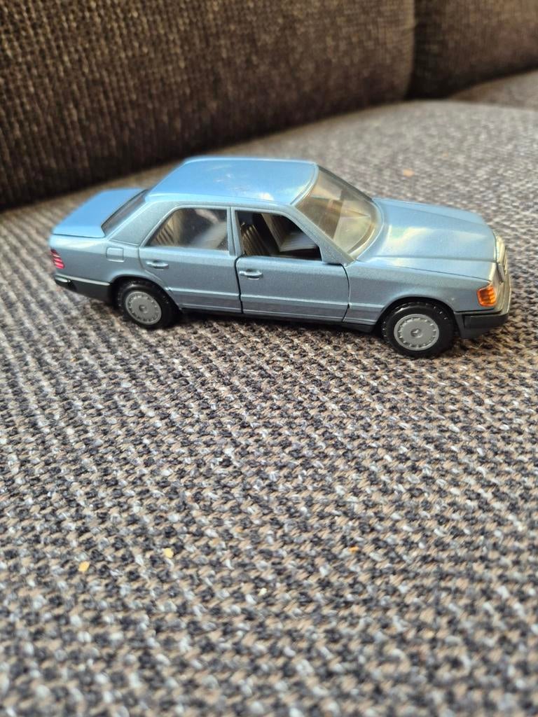 Model Mercedes Benz 300E grijs cursor modell, Ophalen of Verzenden