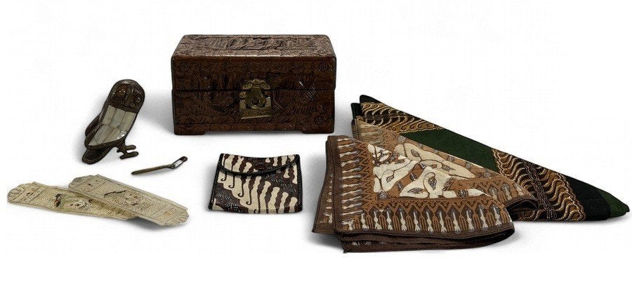 843. Houten doosje met inhoud en batiktextiel - Indonesië, Antiek en Kunst, Ophalen of Verzenden