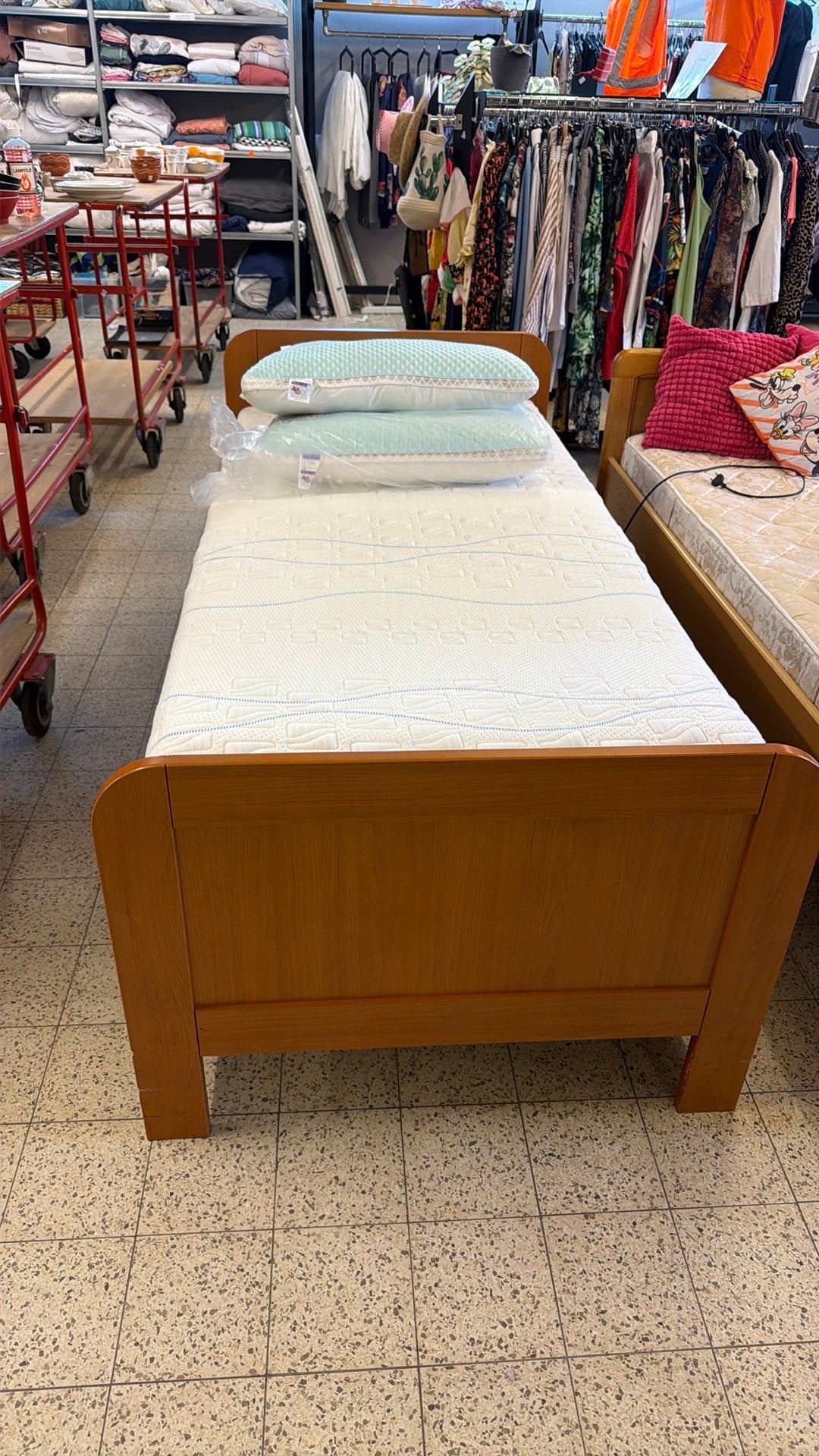 Eenpersoons senioren bed met matras en  2 nachtkastjes, Ophalen, 90 cm, Eenpersoons, .