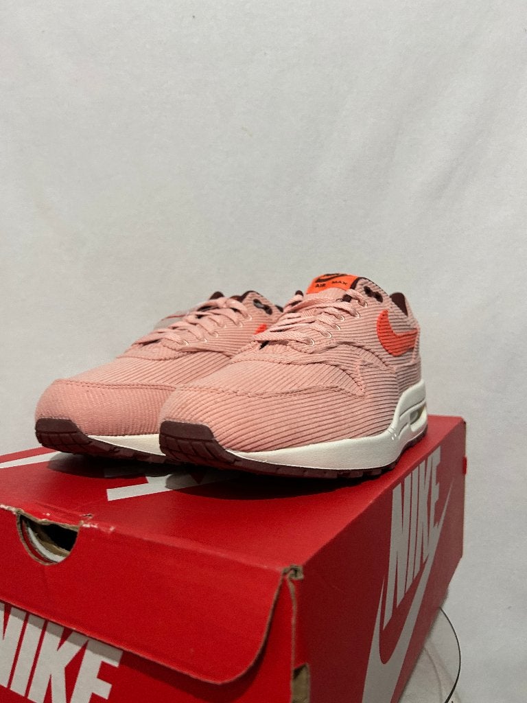 NIEUW IN DOOS! Maat 42,5 - Nike Air Max 1 Coral Stardust, Kleding | Heren, Schoenen, Overige kleuren, Verzenden, Nike, Nieuw