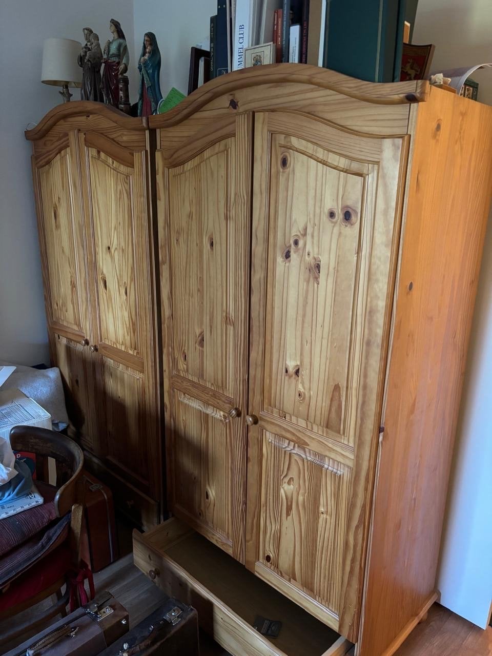 Grenenhouten kledingkast moet weg!! Gratis af te halen, Huis en Inrichting, Ophalen, Gebruikt, 100 tot 150 cm, Met lade(s)