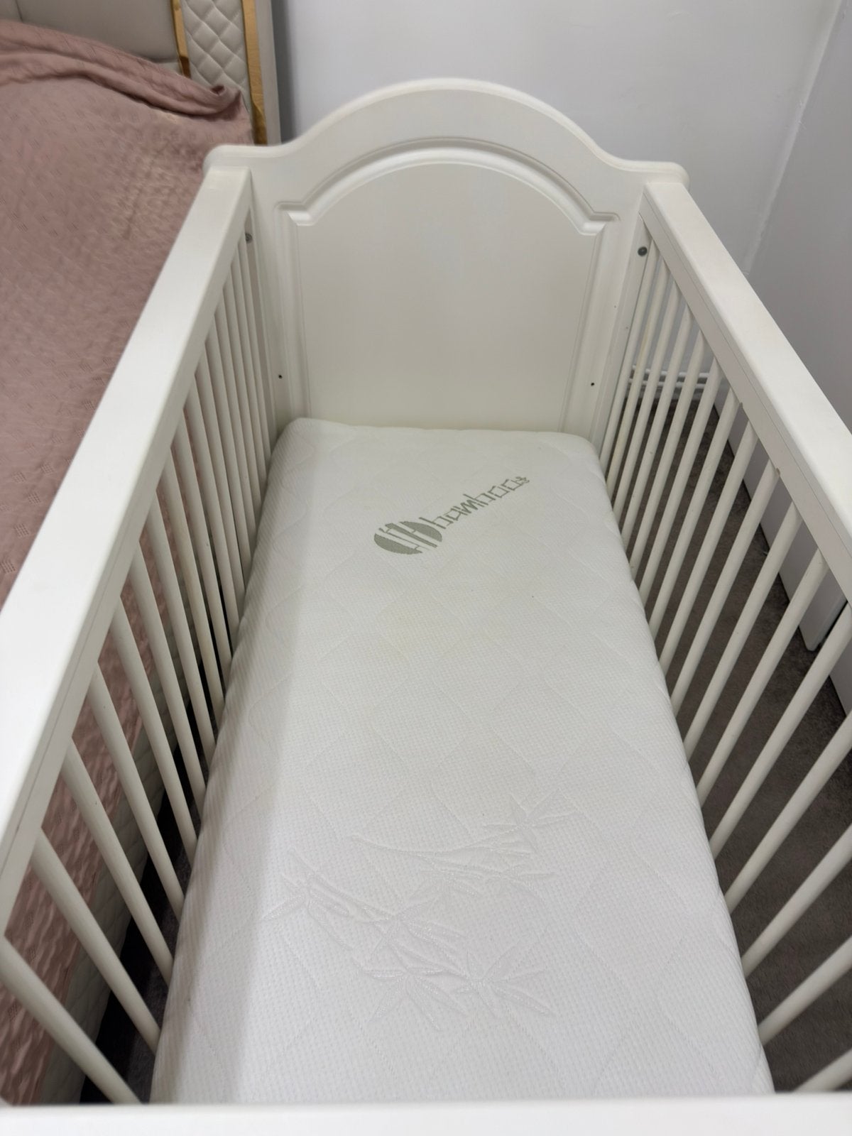Babykamer set: Ledikant met bamboo matras + Commode, Ophalen of Verzenden, Zo goed als nieuw, Ledikant