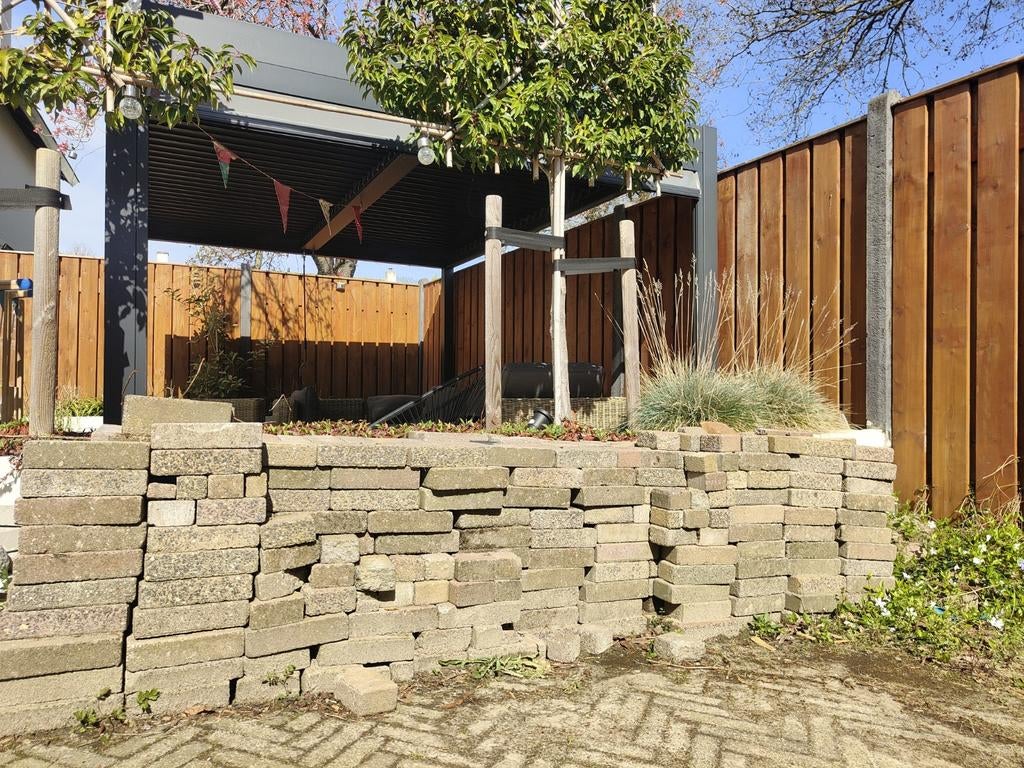 Gratis af te halen: Gebruikte betonnen klinkers, Tuin en Terras, Tegels en Klinkers, Gebruikt, Klinkers, Ophalen of Verzenden