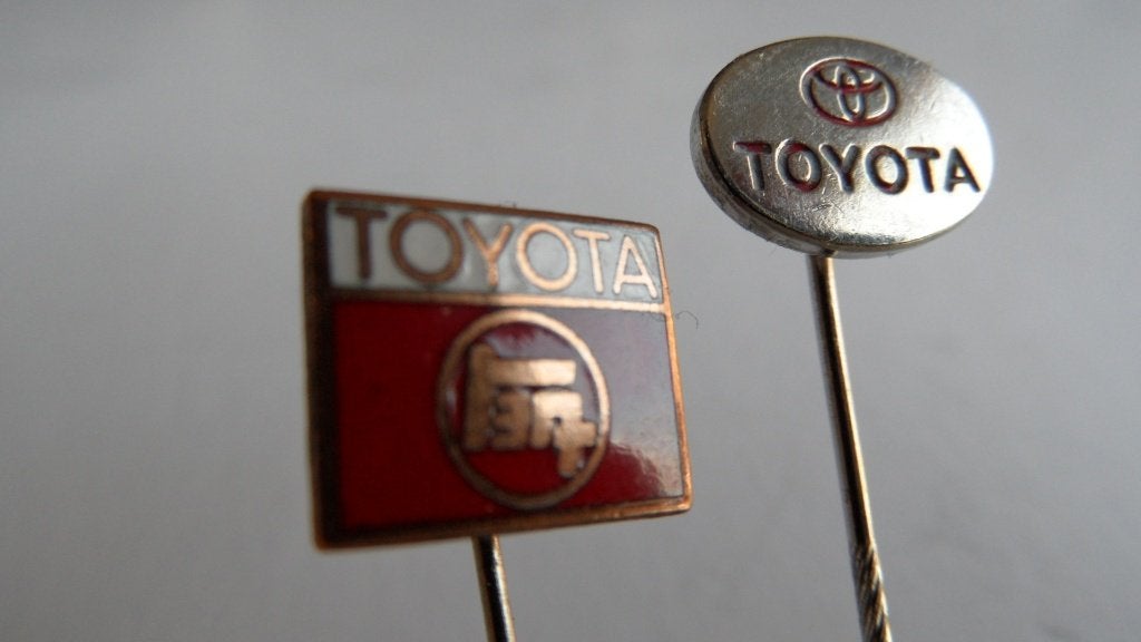 Toyota oldtimerauto spelden 2 x, Verzamelen, Speldjes, Pins en Buttons, Verzenden, Gebruikt, Merk, Speldje of Pin
