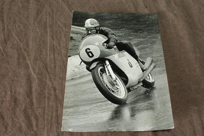 foto Giacomo Agostini op MV Agusta racer TT, Ophalen of Verzenden, Gelezen