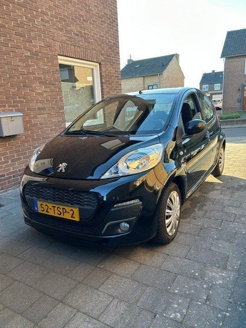 Peugeot 107 1.0 12V 5DR 2012 Zwart Airco Navigatie 1e eig., Voorwielaandrijving, Stof, Zwart, 4 stoelen