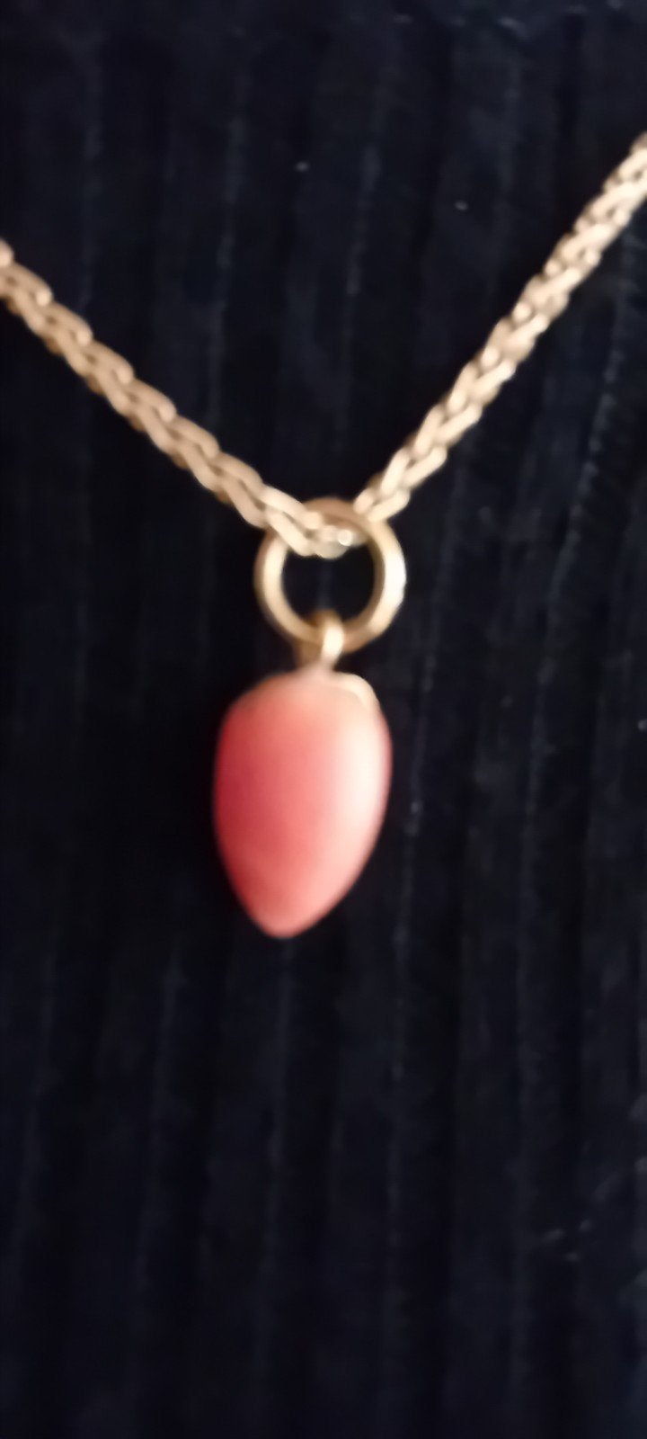Koraal hartje met gouden oog., Sieraden, Tassen en Uiterlijk, Ophalen, Zo goed als nieuw, Rood, Overige materialen