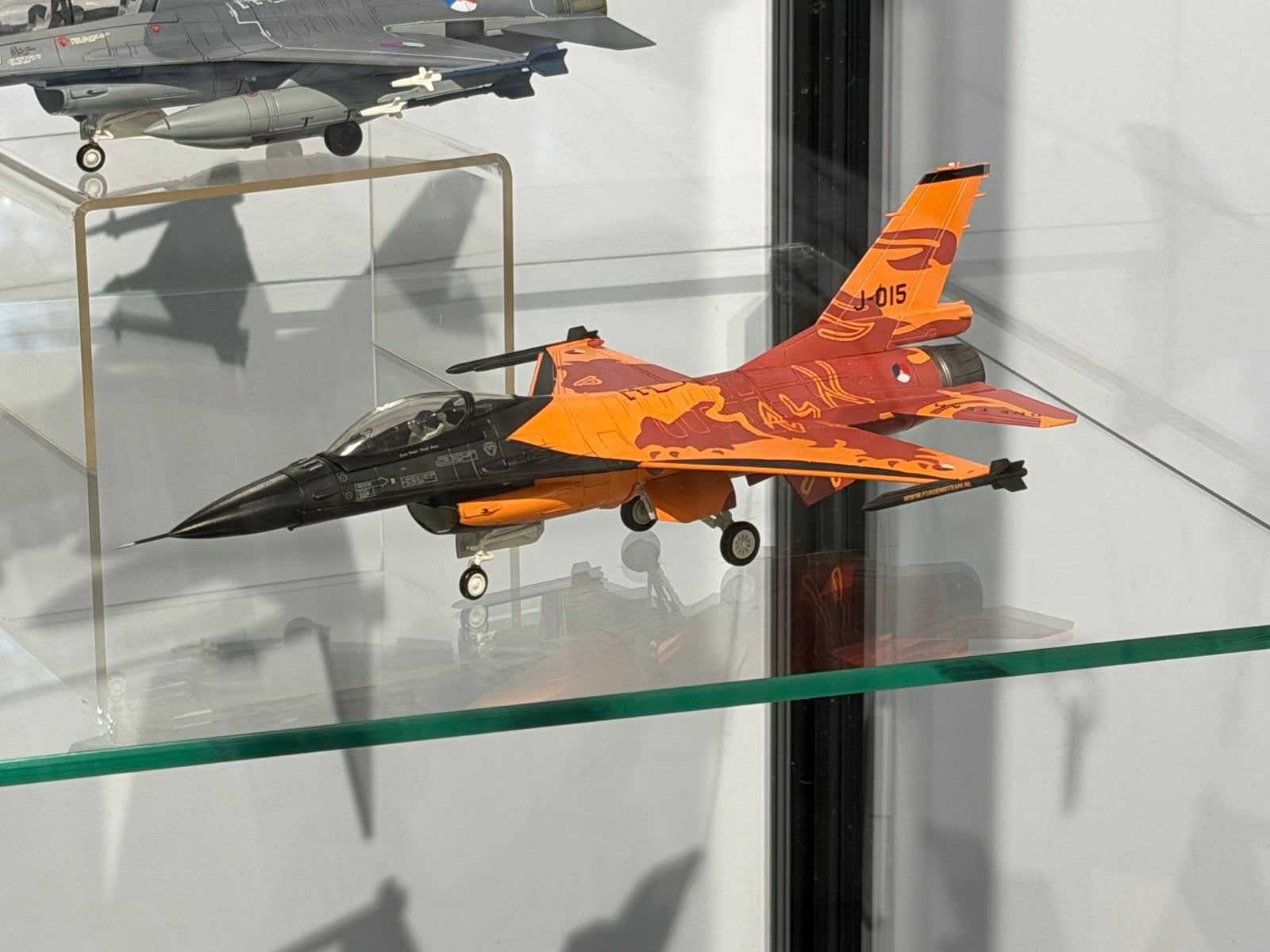 HA3885 RNLAF Demo Team, J-015 The Orange Lion, Ophalen, Zo goed als nieuw, 1:72 tot 1:144, Overige merken