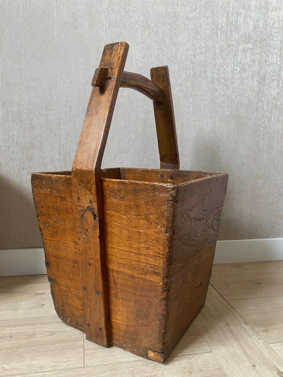 Antieke oosterse rijstbak met handvat, Ophalen