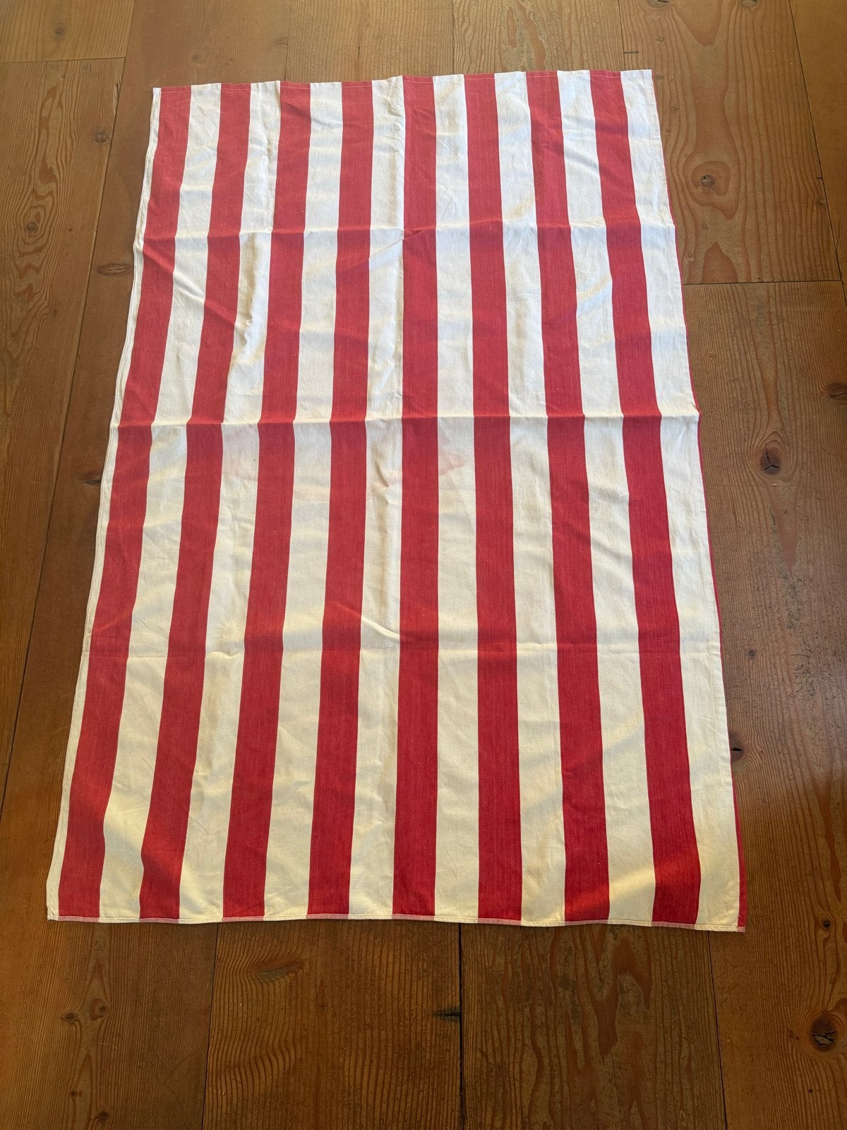 Mooi fris rood wit gestreept tafelkleed 165x105 cm, Ophalen of Verzenden, Zo goed als nieuw, Rechthoek