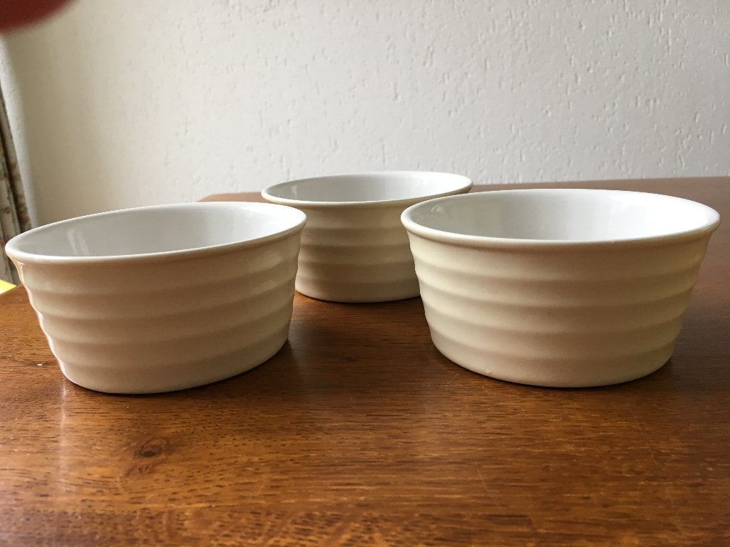 3 Schaaltjes Wit/Geel Aardewerk/Porselein Nieuw, Huis en Inrichting, Nieuw, Ophalen of Verzenden, Schaal of Schalen, Overige stijlen