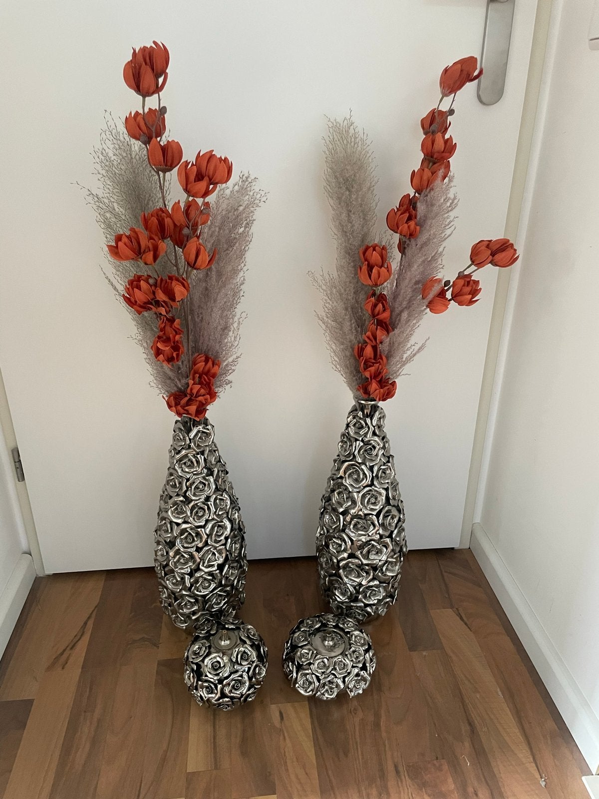Set van 2 zilverkleurige vazen met kunstbloemen en 2 bollen, Ophalen, Met patroon/structuur, Zo goed als nieuw, Metaal