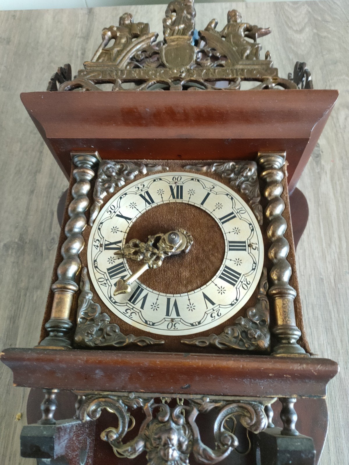 Antieke Wandklok met Koperen Ornamenten, Ophalen