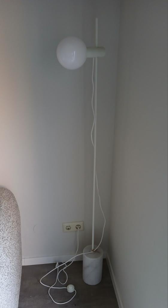 Originele Bolia vloerlamp wit met marmeren voet, Huis en Inrichting, Ophalen, Modern, Scandinavisch, Glas, Zo goed als nieuw