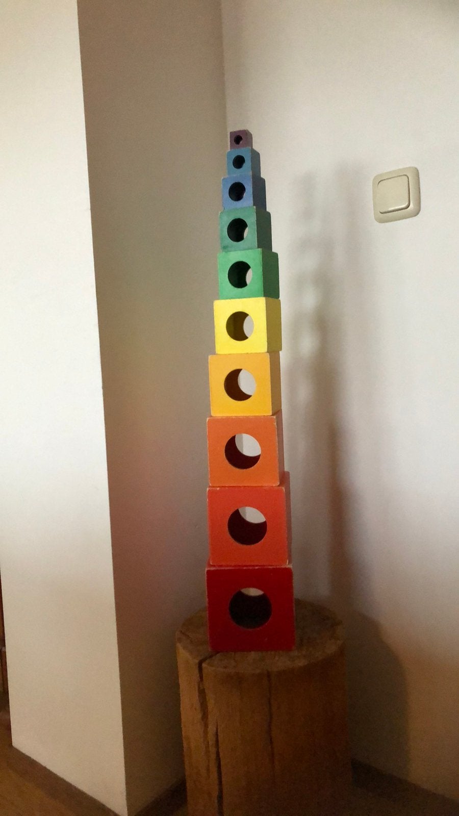 Op stapelbare vierkanten in regenboog kleur, Ophalen of Verzenden, Gebruikt, Overige typen