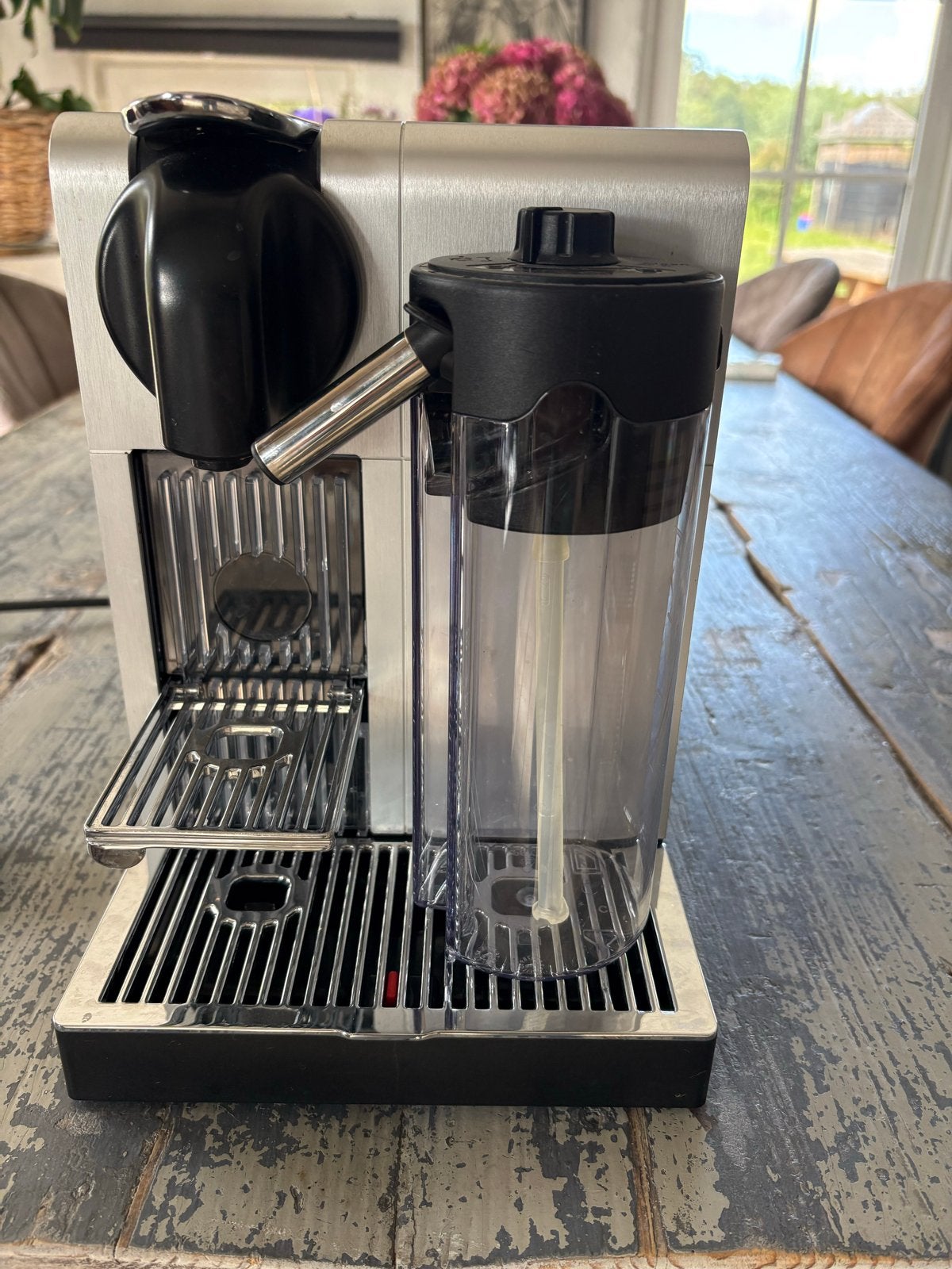 Nespresso De'Longhi Lattissima Touch Koffiemachine, Ophalen, Koffiemachine, Zo goed als nieuw, 2 tot 4 kopjes